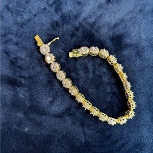 🥰GORGEOUS Gold plated bracelet in a flower after flower or halo design 🥰